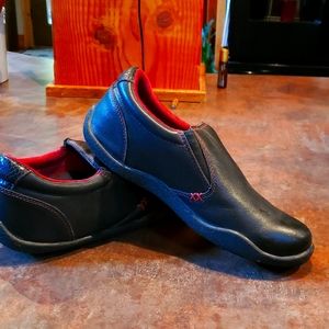 KURU Women's Leather Slipons.  Sz 8.5